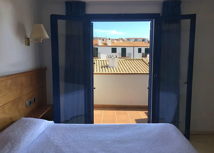 オクタビア ホテル カダケス