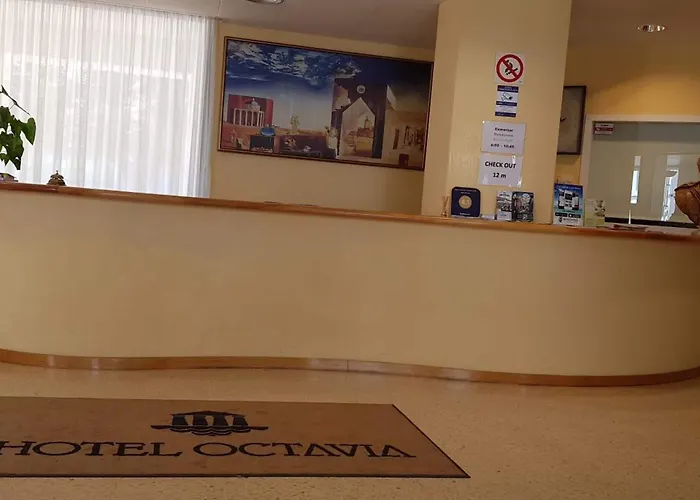 ホテル オクタビア カダケス