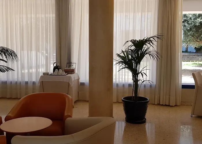 オクタビア ホテル カダケス