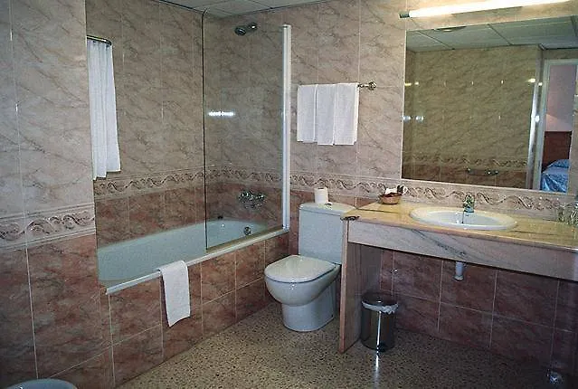 ホテル オクタビア カダケス